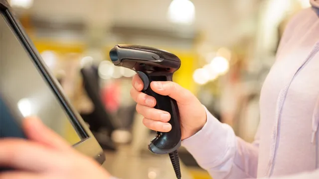 Operadora capturando inventario con lector de código de barras