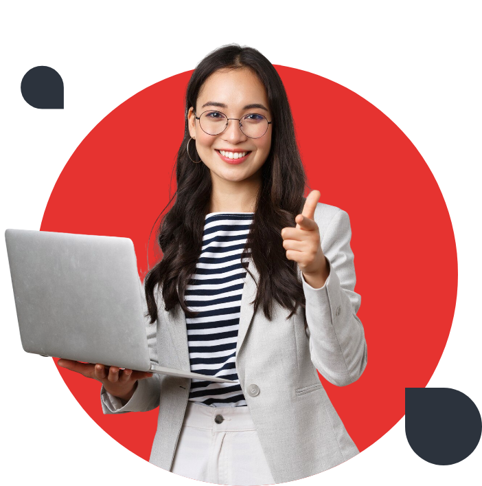 Mujer profesional con laptop mostrando pulgar arriba